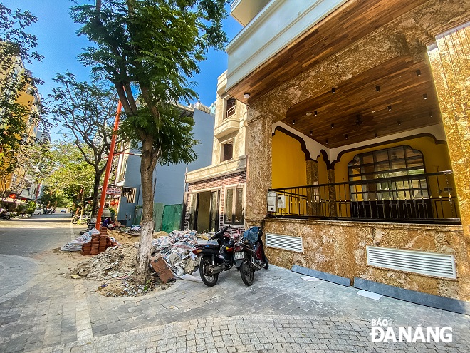 The decoration of many restaurants on An Thuong Street is in progress to welcome tourists, especially Chinese delegations.