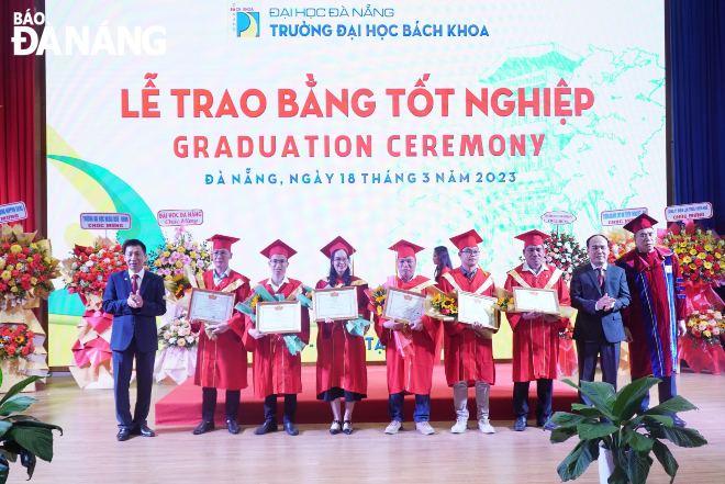 Ban Giám hiệu Trường ĐH Bách khoa, ĐH Đà Nẵng trao bằng cho tốt nghiệp đợt 1 năm 2023 cho các học viên cao học. Ảnh: N.Q