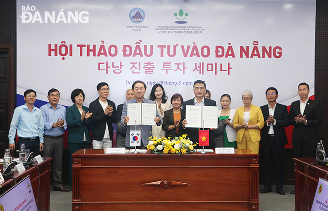 Hiệp hội doanh nghiệp nhỏ và vừa Đà Nẵng cùng Hiệp hội doanh nghiệp nhỏ và vừa khu vực Daejeon - Sejong - Chungnam (Hàn Quốc) thực hiện ký kết thỏa thuận hợp tác doanh nghiệp. Ảnh: THÀNH LÂN -VĂN HOÀNG
