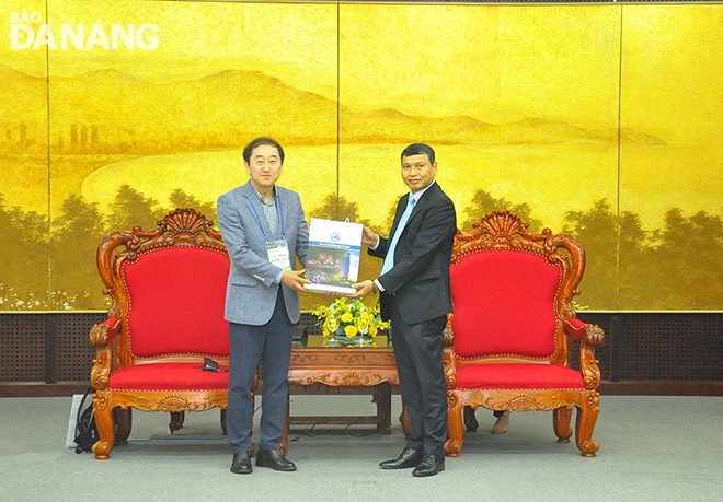 Da Nang People's Committee Vice Chairman Ho Ky Minh (right) presents a souvenir gift to Mr. Sanghyun Kim, Chairman of the Association for Small-and Medium-sized Enterprises (SMEs) in South Korea’s Daejeon - Sejong - Chungnam region. Photo: THANH LAN - VAN HOANG