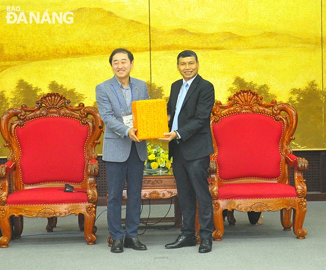Mr. Sanghyun Kim, Chairman of the Association for Small-and Medium-sized Enterprises (SMEs) in South Korea’s Daejeon - Sejong - Chungnam region (left), gives a gift to Da Nang People's Committee Vice Chairman Ho Ky Minh. Photo: THANH LAN - VAN HOANG