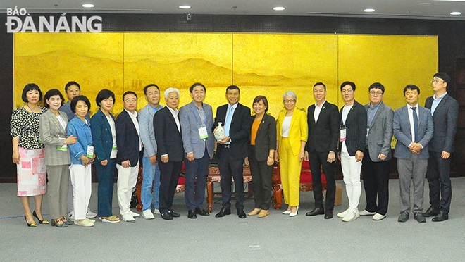 Leaders of Da Nang and the Association for Small-and Medium-sized Enterprises (SMEs) in South Korea’s Daejeon - Sejong - Chungnam region pose for a group photo.