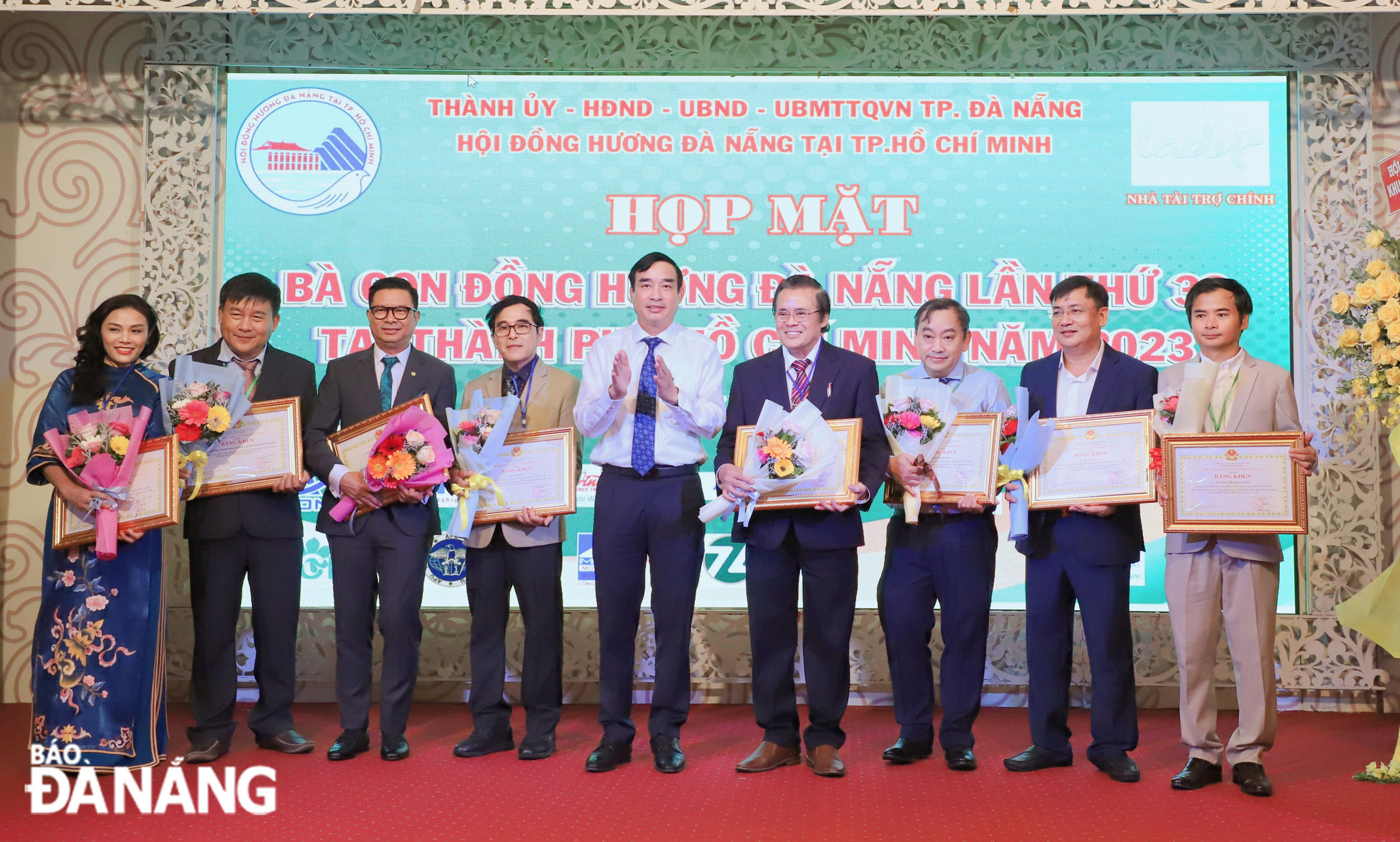 Chairman of the Da Nang People's Committee Le Trung Chinh presents Certificates of Merit to collectives and individuals. Photo: NGOC PHU