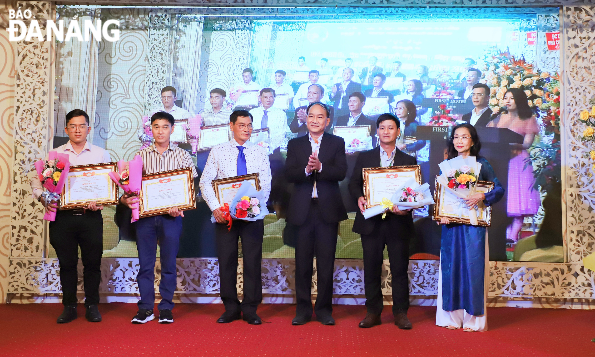 Vice Chairman of the Da Nang Fatherland Front Committee Duong Dinh Lieu presents Certificates of Merit to collectives and individuals. Photo: NGOC PHU