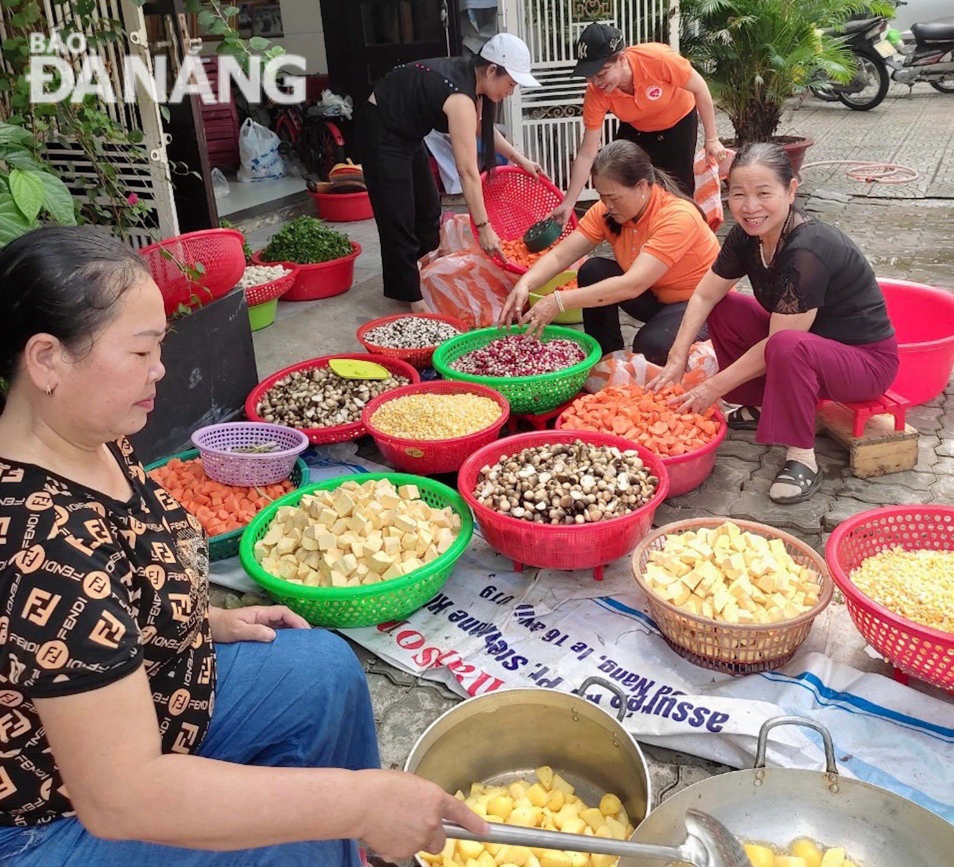 Vegetables, tubers and fruits are carefully processed to ensure hygiene. Photo: N. QUANG