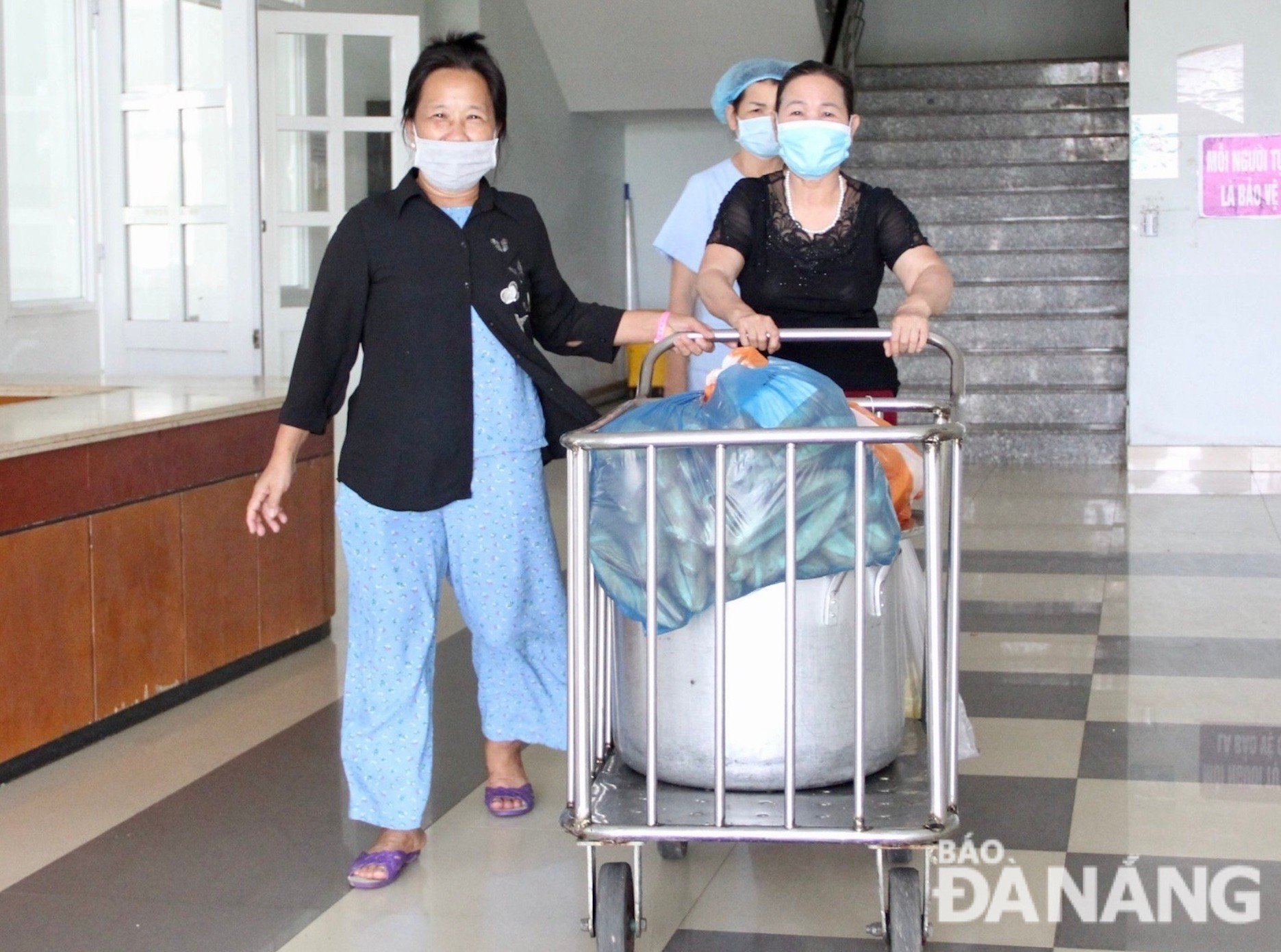 After preparation, free meals are brought to hospitals for needy patients. Photo: T.PHUONG