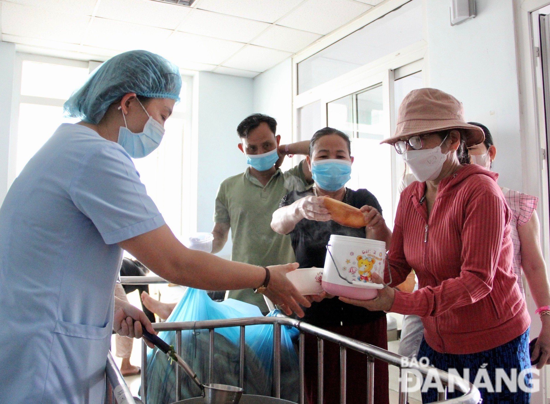 Poor patients receive free meals prepared by the charity kitchen. Photo: X. HAU