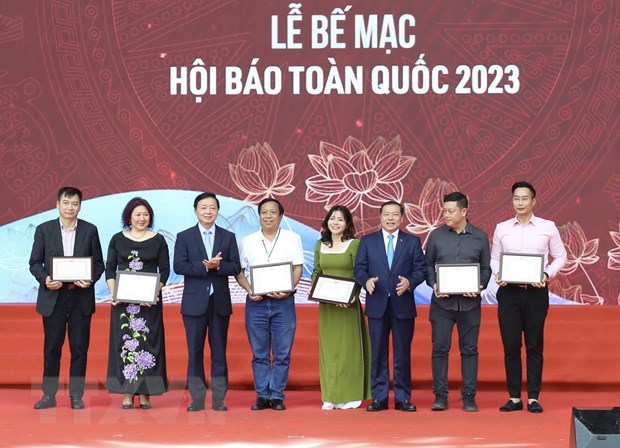 Phó Thủ tướng Trần Hồng Hà trao giải A cho đại diện các đơn vị. (Ảnh: Nguyễn Thu Phương/TTXVN)