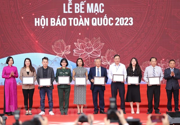 Tổng giám đốc Thông tấn xã Việt Nam Vũ Việt Trang (bìa trái) trao giải cho các đơn vị. (Ảnh: Hoài Nam/Vietnam+)