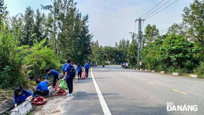 Union members pick up trash on Le Van Luong Street in Son Tra District and many areas in the Son Tra Peninsula.