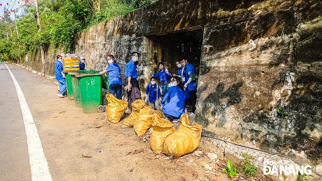  Volunteers participating in the programme are provided with tools such as garbage bags, gloves and garbage pickers to collect waste.