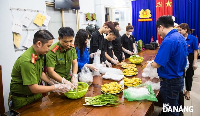 Lực lượng Công an phường Hòa Thuận Đông cùng các đoàn viên, người dân trên địa bàn phường cùng nhau chuẩn bị các suất ăn cho người lao động nghèo.