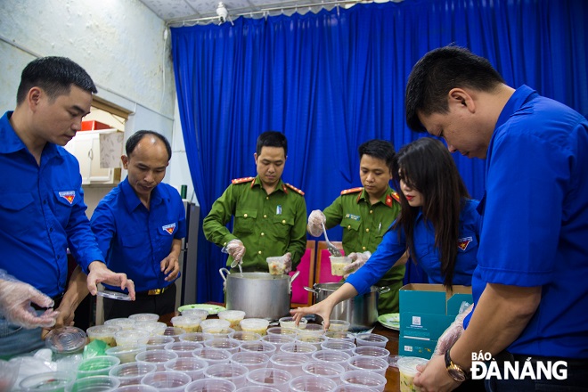 Trong tối 19-3, lực lượng Công an phường đã tiến hành nấu hơn 50 suất cháo hầm thịt, trái cây và nước uống để tặng cho người nghèo