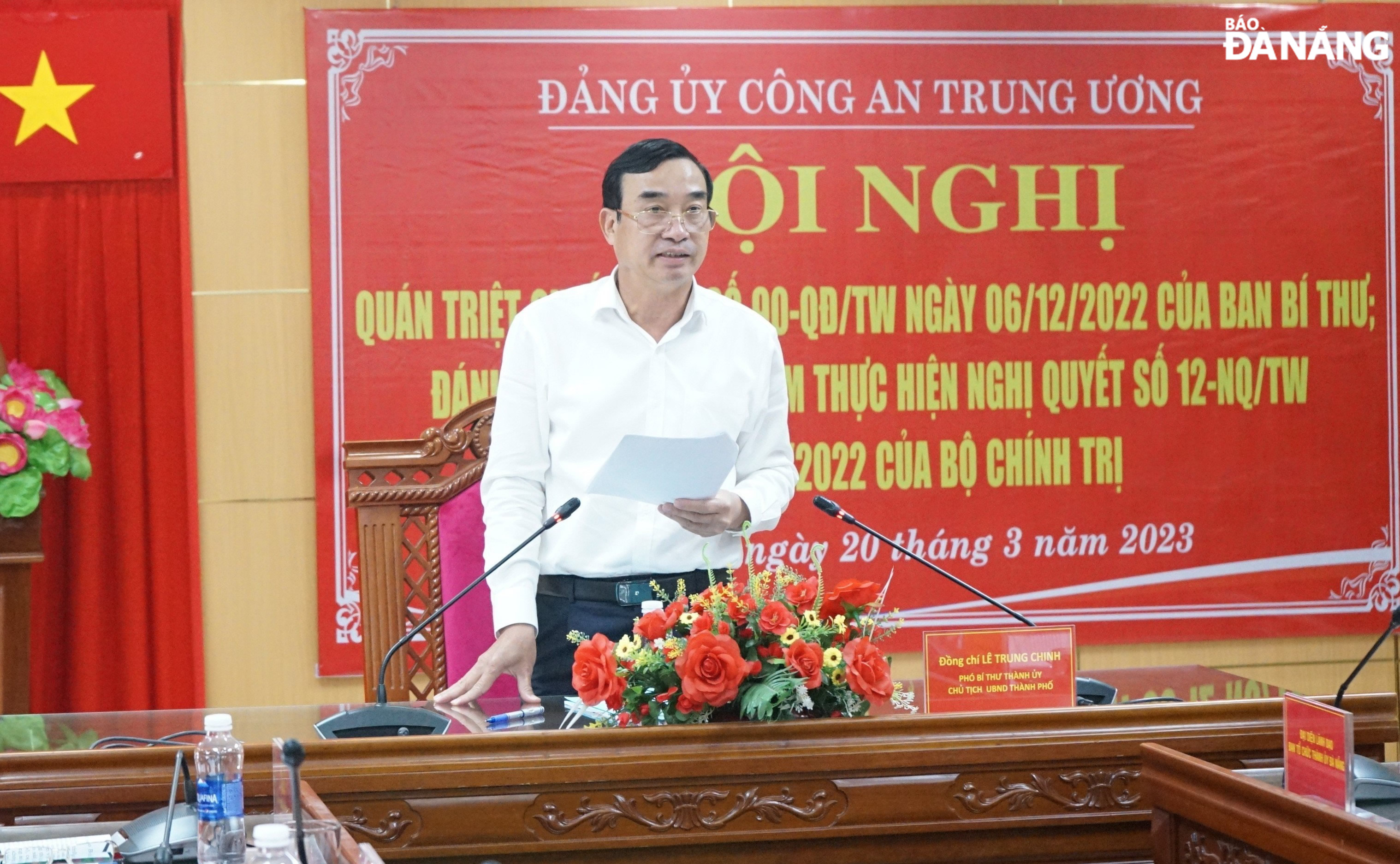 Chủ tịch UBND thành phố Lê Trung Chinh phát biểu tham luận tại hội nghị. Ảnh: LÊ HÙNG