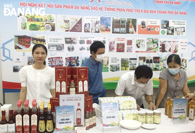 Thanks to active support from functional sectors, many OCOP production facilities based Lien Chieu District have many opportunities to participate in fairs to introduce their products to consumers. Photo: KHANH HOA