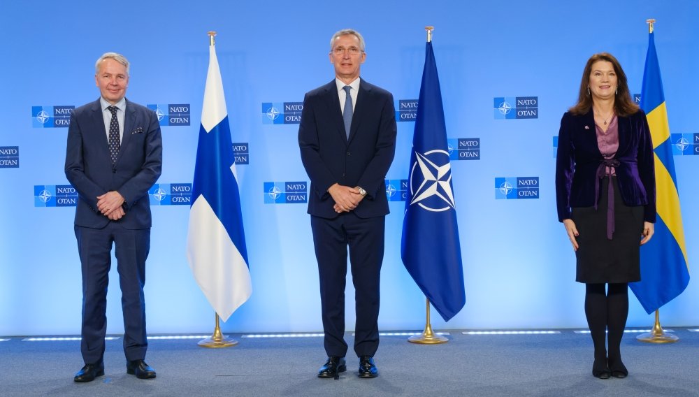 Tổng thư ký NATO Jens Stoltenberg (giữa) với Ngoại trưởng Phần Lan Pekka Haavisto (trái) và Ngoại trưởng Thụy Điển Ann Linde trong lễ ký đơn xin gia nhập. Ảnh: Báo Tin tức