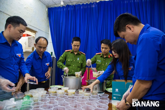 As recorded on the evening of March 19, police in Hoa Thuan Dong Ward cooked and provided more than 50 free portions of porridge with fruits and bottles of water to needy people in the locality