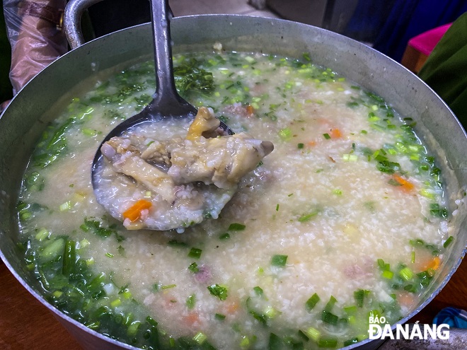 A warm porridge pot in the late night prepared by police force of Hoa Thuan Dong Ward