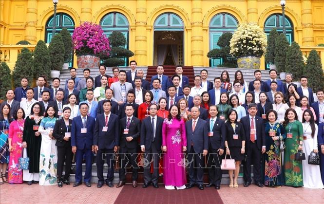 Phó Chủ tịch nước Võ Thị Ánh Xuân với các đại biểu. Ảnh: TTXVN