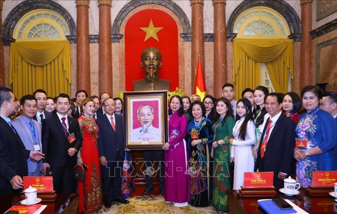 Phó Chủ tịch nước Võ Thị Ánh Xuân trao tặng bức ảnh chân dung Chủ tịch Hồ Chí Minh cho Hiệp hội Doanh nghiệp nhỏ và vừa Việt Nam. Ảnh: TTXVN