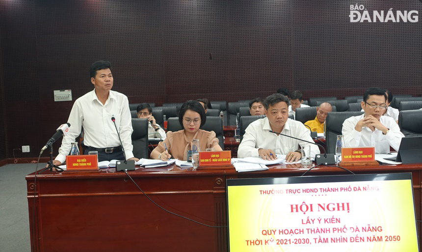 Trưởng ban Nội chính Thành ủy Đà Nẵng Võ Công Chánh (bìa trái) phát biểu tại hội nghị. Ảnh: HOÀNG HIỆP