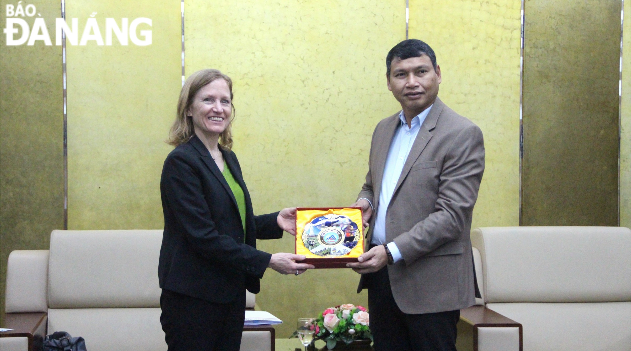 Da Nang People's Committee Vice Chairman Ho Ky Minh (right) presenting a souvenir to the new Director of USAID in Viet Nam Aler Grubbs. Photo: T.PHUONG