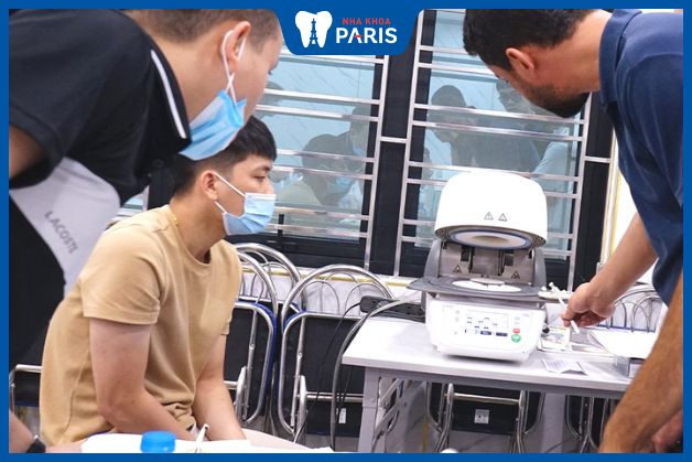 Chuyên gia về xưởng chế tác răng sứ của Nha khoa Paris.