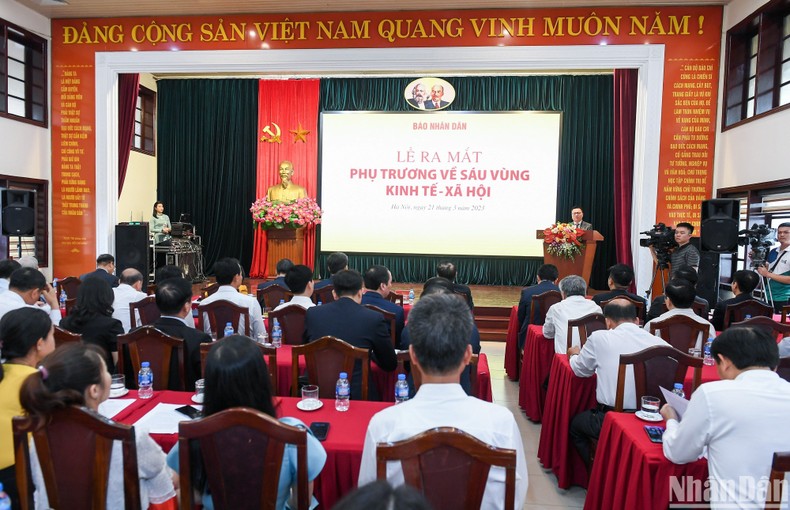 Quang cảnh buổi lễ ra mắt các chuyên trang, chuyên mục về sáu vùng kinh tế-xã hội trên các ấn phẩm Báo Nhân Dân. (Ảnh: THÀNH ĐẠT)