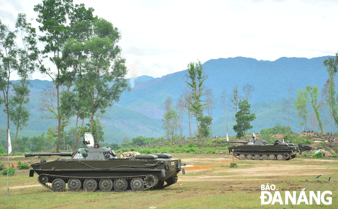 Kíp xe tăng thuộc Tiểu đoàn 699, Bộ Chỉ huy Quân sự thành phố tham gia diễn tập Khu vực phòng thủ bảo vệ vững chắc địa bàn, góp phần thúc đẩy kinh tế - xã hội của thành phố ngày càng phát triển. Ảnh: A.Đ