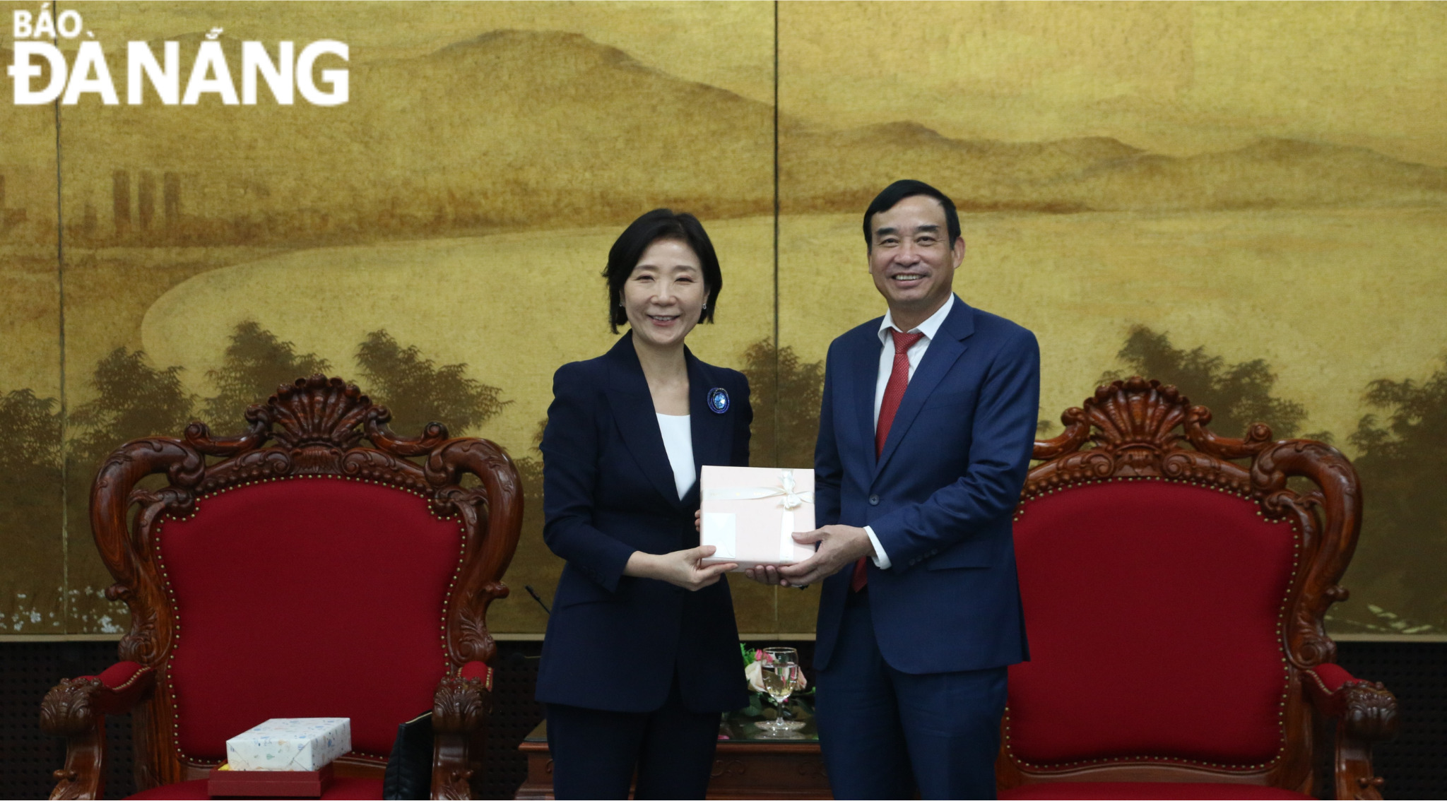 Ms. Oh Young Ju, South Korean Ambassador Extraordinary and Plenipotentiary to Viet Nam, (left) presenting a gift to Da Nang People's Committee Chairman Le Trung Chinh 