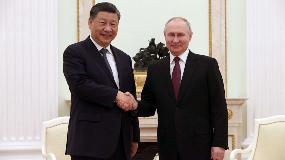 Tổng thống Nga Vladimir Putin (bên phải) gặp Tổng Bí thư, Chủ tịch Trung Quốc Tập Cận Bình tại Moscow ngày 20-3. Ảnh: AFP	