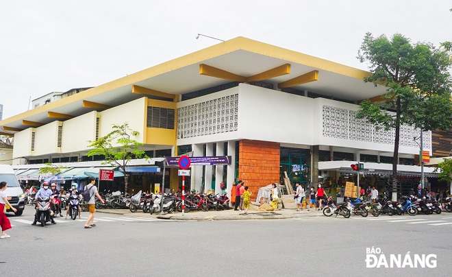 Visitors to the Han Market