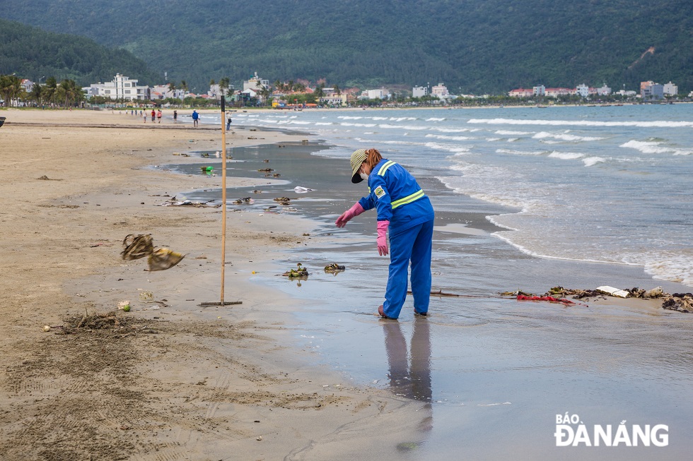As recorded by our reporter, at about 6:00am on March 21, about 6-8 workers were cleaning garbage at the Man Thai Beach in Son Tra District.