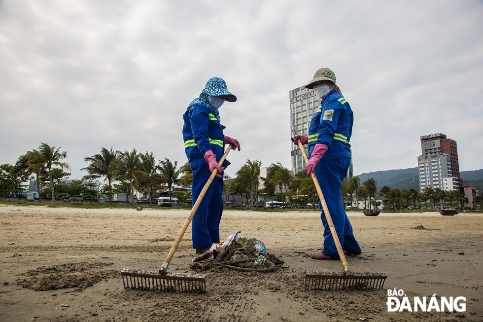 The team of sanitation workers are tasked with collecting, transporting and treating garbage along the beaches of Pham Van Dong, My Khe, Man Thai and Nguyen Tat Thanh, plus the Tho Quang Fishing Wharf.