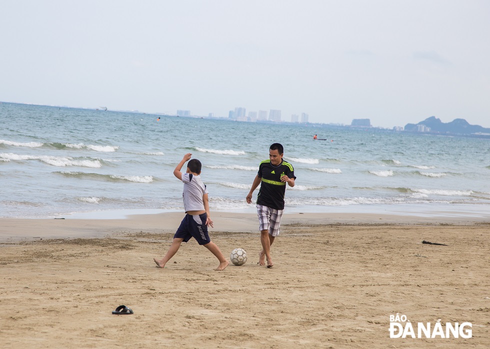 Locals and tourists can play sports beaches and swim comfortably without worrying about sharp metal objects because beaches are cleaned up by sanitation workers every day.
