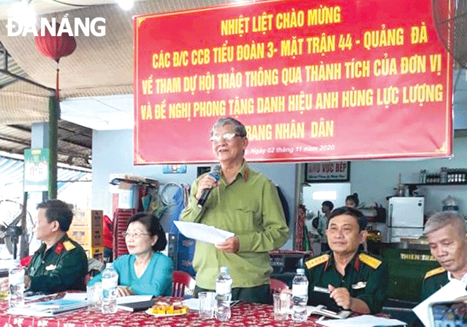 Đại tá Nguyễn Vĩnh An, nguyên Chính trị viên Tiểu đoàn 3 (giữa) phát biểu tại buổi họp thông qua báo cáo thành tích đề nghị Nhà nước phong tặng danh hiệu Anh hùng Lực lượng vũ trang nhân dân cho Tiểu đoàn 3. Ảnh: PV	