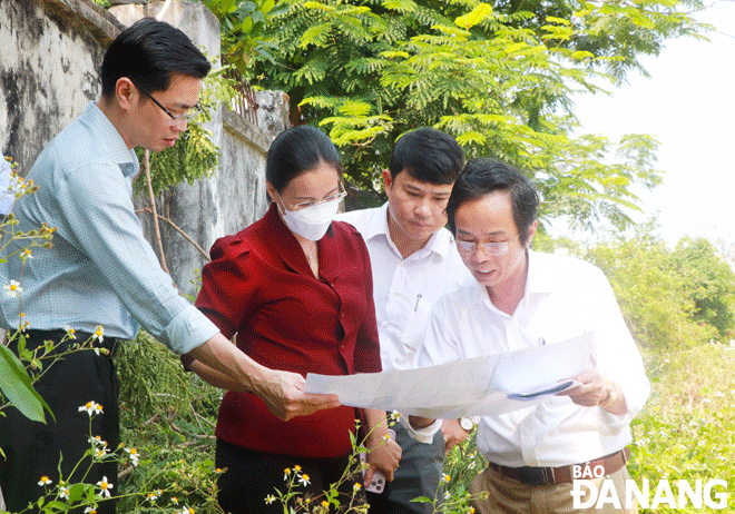Phó Chủ tịch HĐND thành phố Nguyễn Thị Anh Thi (thứ 2, bên trái sang) kiểm tra thực tế dự án nâng cấp, cải tạo Trung tâm Y tế quận Ngũ Hành Sơn. Ảnh: X.D	
