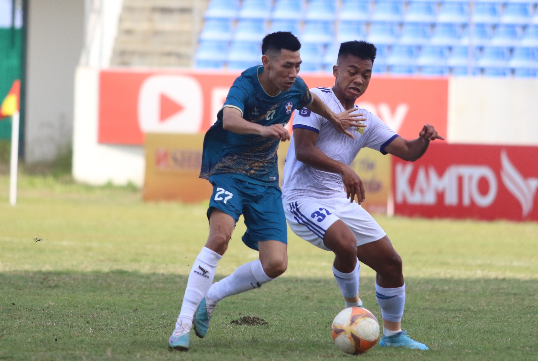 SHB Đà Nẵng (bên trái) thi đấu giao hữu với CLB Huế, chuẩn bị cho ngày V-League 2023 quay lại. Ảnh: P.N	