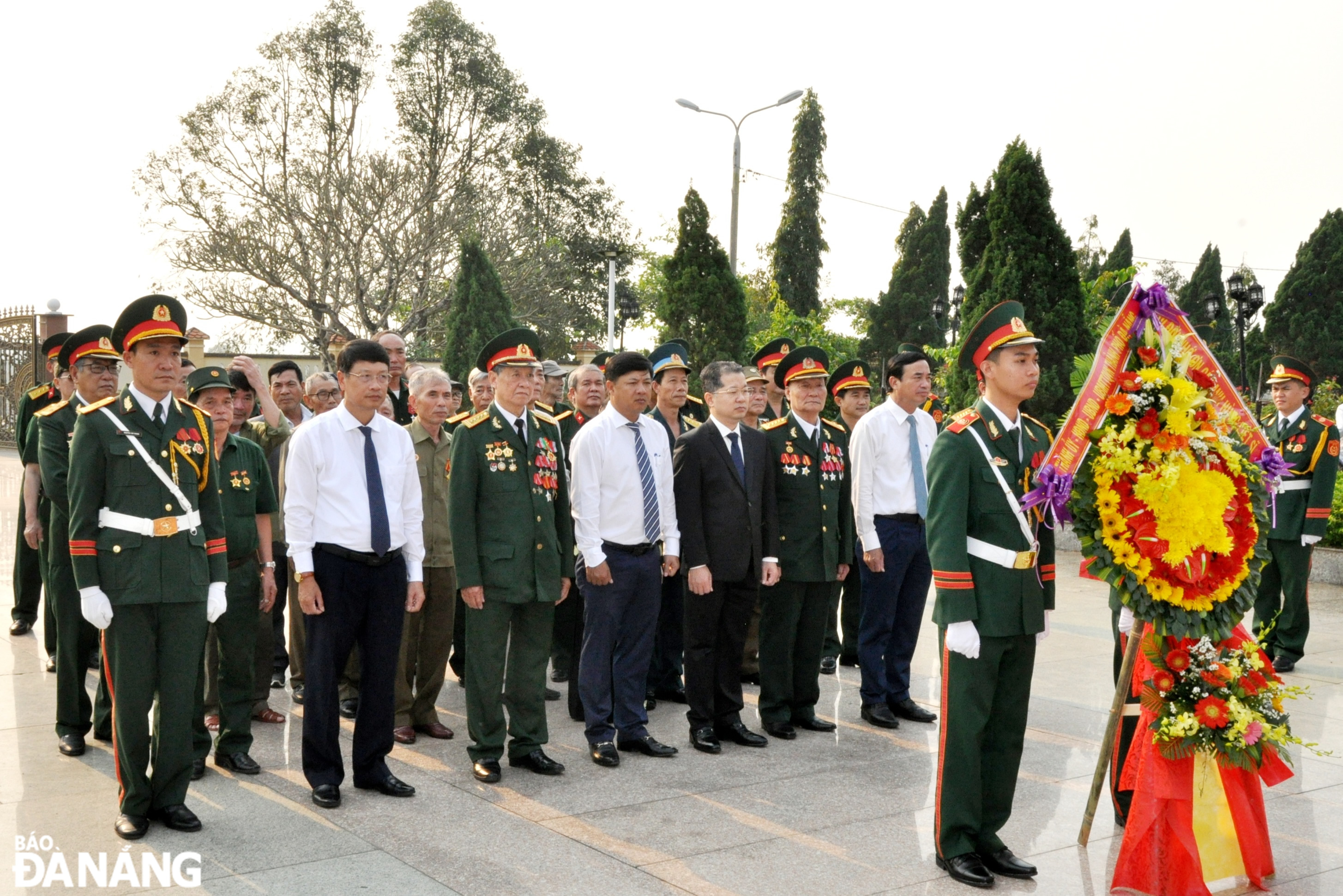 Lãnh đạo thành phố và Ban Liên lạc Cựu chiến binh Tiểu đoàn 3, Mặt trận 44 Quảng Đà đặt vòng hoa và dâng hương tưởng niệm các anh hùng, liệt sĩ. Ảnh: LÊ HÙNG 