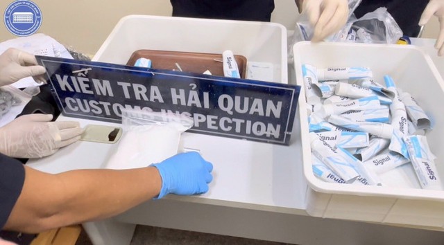 4 tiếp viên Vietnam Airlines được phát hiện xách lậu 327 tuýp kem đánh răng (chưa mở nắp, nhiều nhãn hiệu khác nhau, mỗi tuýp được đựng trong một hộp giấy riêng lẻ) và 17 chai nước xúc miệng, bên trong có chứa ma túy và thuốc lắc