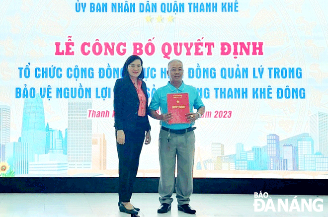 Leaders of Thanh Khe District handed over the decision about the establishment of a community-based group involving the co-management and the protection of aquatic resources in Thanh Khe Dong Ward. Photo: N.P