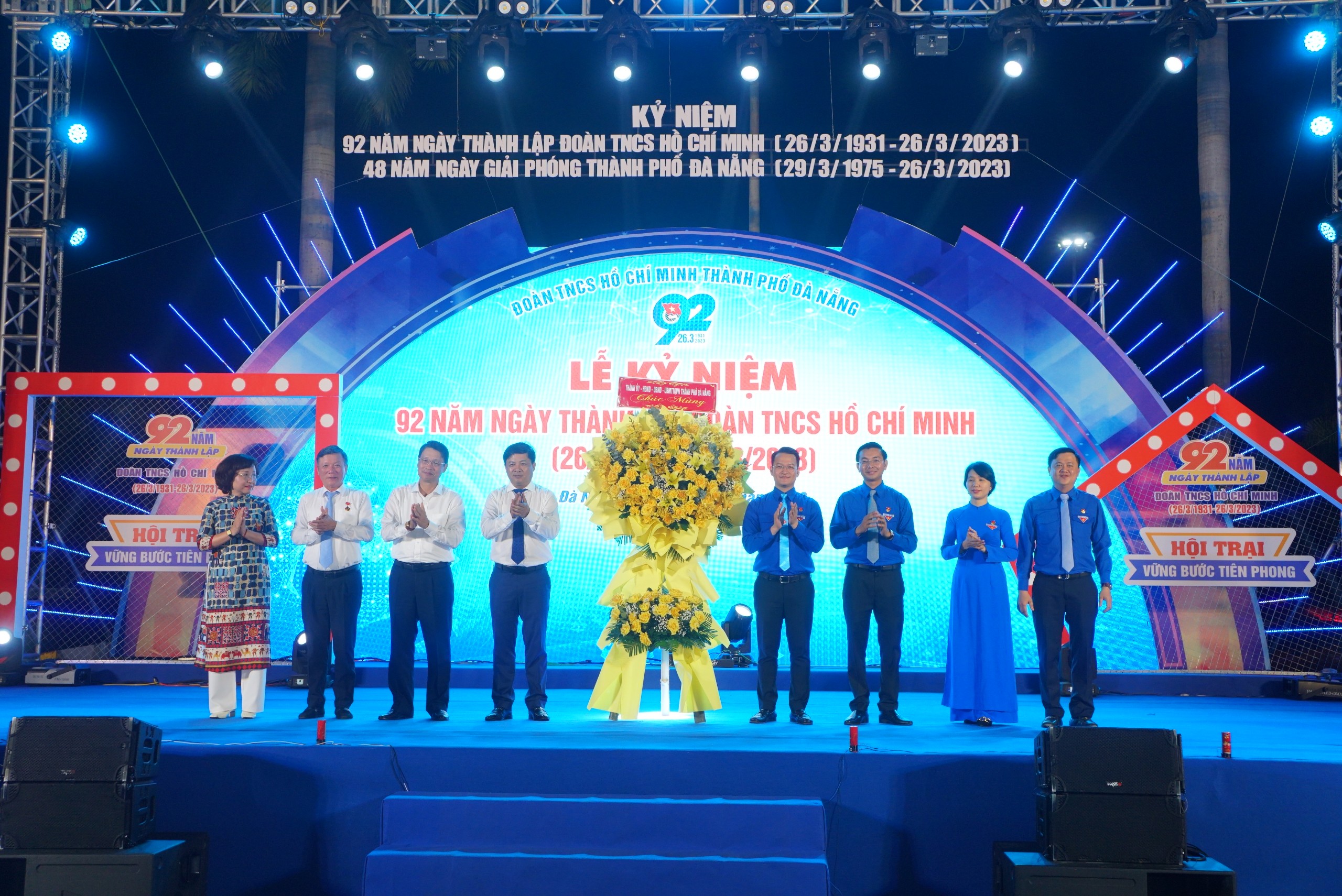 Da Nang Party Committee Deputy Secretary cum People's Council Chairman Luong Nguyen Minh Triet (4th, left) and some of the city leaders presenting flowers to congratulate the municipal Youth Union on the occasion of the 92nd founding anniversary of the Ho Chi Minh Communist Youth Union. Photo: N.Q