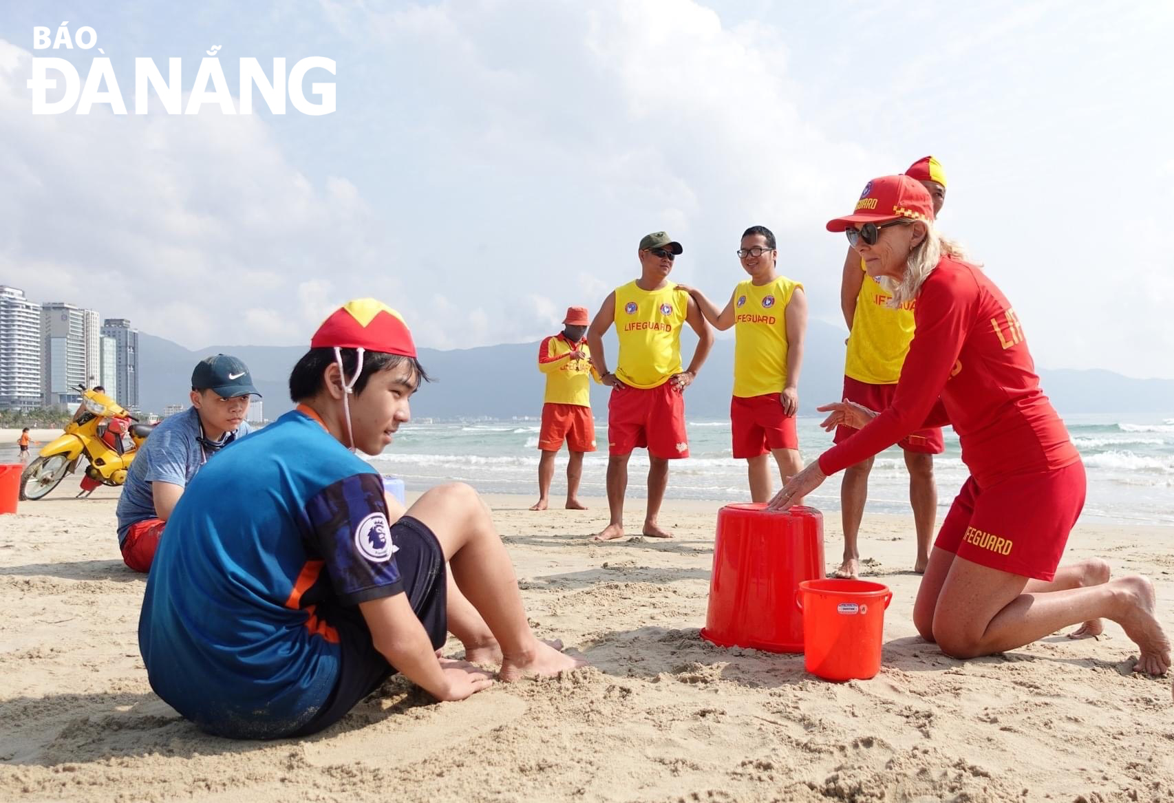 Các em được nhân viên cứu hộ và chuyên gia người Úc hướng dẫn các kỹ năng phòng chống đuối nước tại bãi biển Đà Nẵng. Ảnh: T.V