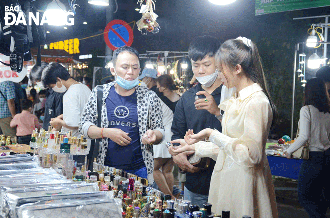 Shopping activities are indispensable to most tourists during their travel itineraries. Visitors to the Son Tra Night Market 