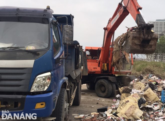 Quận Sơn Trà huy động phương tiện cơ giới thu gom rác gần bờ sông Hàn. Ảnh: HOÀNG HIỆP