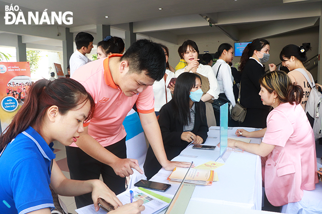 Students and job seekers learn about job vacancies offered by businesses at the 2023 job fair. March 24, 2023. Photo: X.D