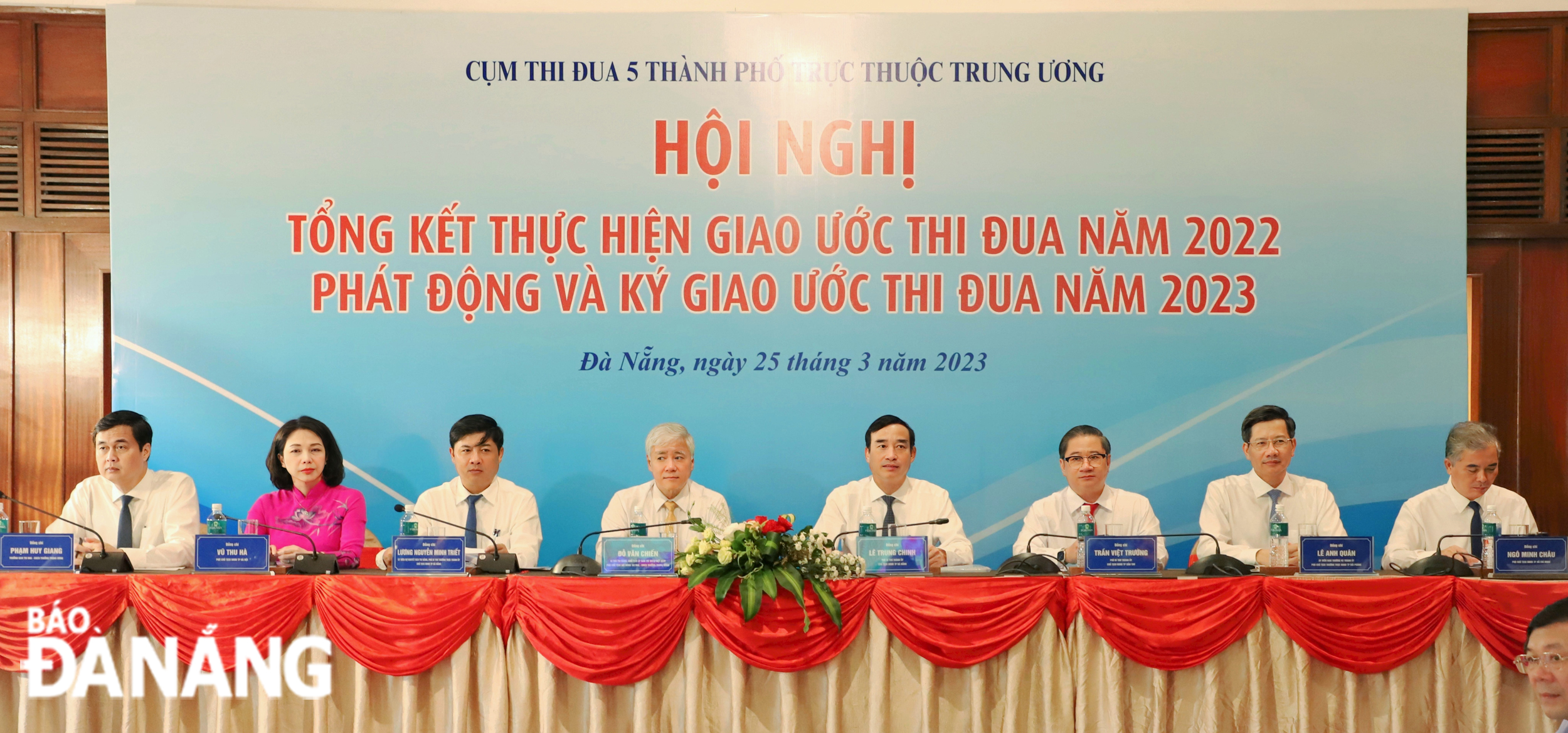 Các đồng chí chủ trì hội nghị. Ảnh: NGỌC PHÚ