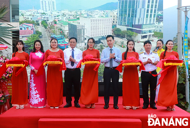 Dang Thanh Tung, Director of the State Records Management and Archives Department under the Vietnamese Ministry of Home Affairs, and other delegates cut the ribbon to open the exhibition on Friday. Photo: X.D