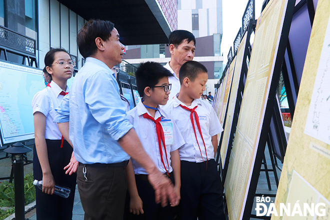 Pupils at the exhibition. Photo: X.D