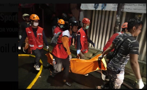 Rescuers carry the body of a victim of a fire in Jakarta, Indonesia, Friday, March 3, 2023 (Photo: apnews.com)